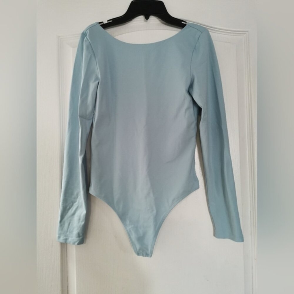 Aritzia Babaton contour crew longsleeve bodysuit light blue size M